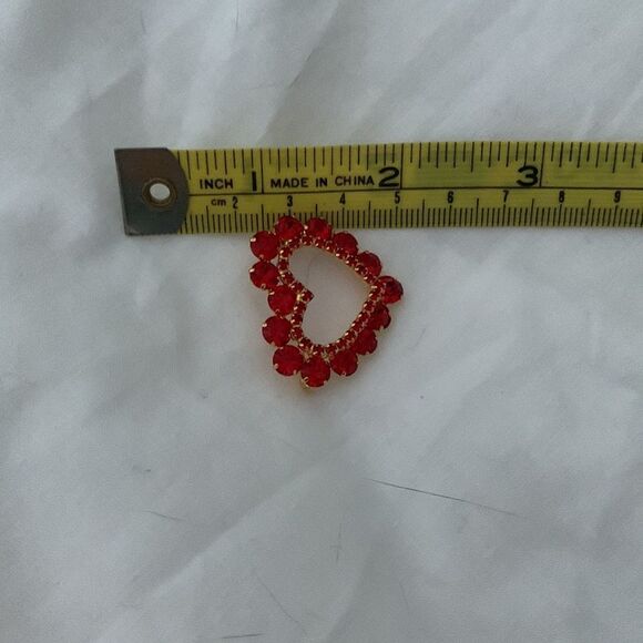 Vintage Red faceted  crystal heart pin - Picture 6 of 6